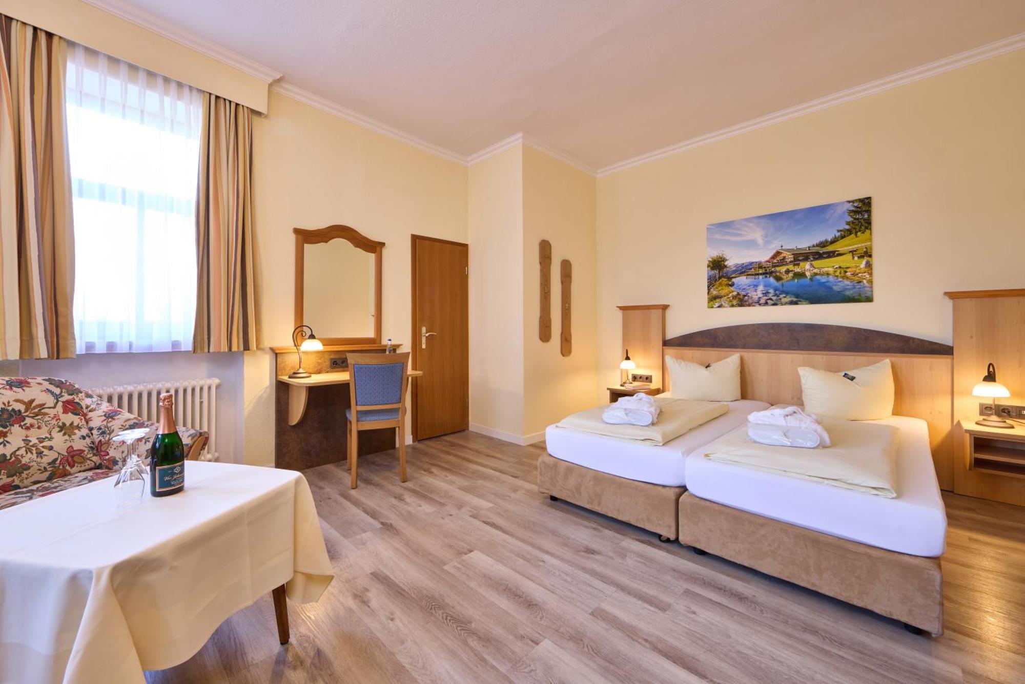 Hotel Vier Jahreszeiten Гармиш-Партенкирхен Екстериор снимка